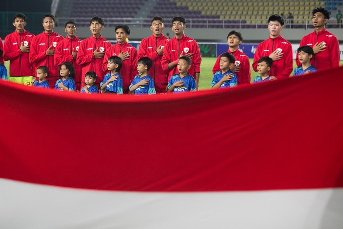 Pesepak bola Timnas Indonesia Evandra Florasta (kiri) berebut bola dengan pesepak bola Timnas Filipina Elijah Domeczeck Poliquit Sarana (kanan) pada pertandingan penyisihan grup A Piala AFF U-16 di Stadion Manahan, Solo, Jawa Tengah, Senin (24/6/2024). ANTARA FOTO/Mohammad Ayudha/aww.