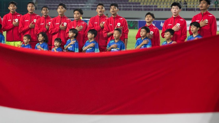 Pesepak bola Timnas Indonesia Evandra Florasta (kiri) berebut bola dengan pesepak bola Timnas Filipina Elijah Domeczeck Poliquit Sarana (kanan) pada pertandingan penyisihan grup A Piala AFF U-16 di Stadion Manahan, Solo, Jawa Tengah, Senin (24/6/2024). ANTARA FOTO/Mohammad Ayudha/aww.
