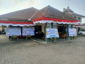 Polsek Dau Dipenuhi Karangan Bunga, Dukung Polisi Tindak Penganiaya Kucing Polsek Dau Dipenuhi Karangan Bunga, Dukung Polisi Tindak Penganiaya Kucing