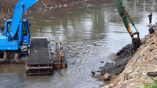 Potensi Banjir Masih Bayangi Jakarta, BKB Dikeruk