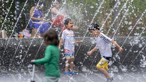 Potret Anak-anak Ngadem Saat Gelombang Panas Landa Washington