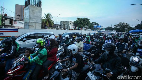 Potret Macetnya Jalan Tambak Imbas Proyek LRT