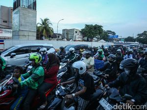 Potret Macetnya Jalan Tambak Imbas Proyek LRT Potret Macetnya Jalan Tambak Imbas Proyek LRT