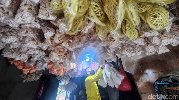 Potret Perajin Kerupuk di Pinggir Rel Kereta Jakarta