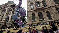 Puluhan Skater Beraksi di Jalanan Chile Peringati Hari Skateboard Sedunia
