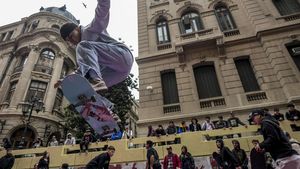 Puluhan Skater Beraksi di Jalanan Chile Peringati Hari Skateboard Sedunia