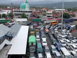 Jatim Sepekan: Macet Horor Ketapang-Yusuf Kolong Jembatan Gondol Motor Jatim Sepekan: Macet Horor Ketapang-Yusuf Kolong Jembatan Gondol Motor