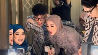 Foto Kompak Angelina Sondakh-Reza Artamevia di Acara Lamaran Aaliyah Massaid
