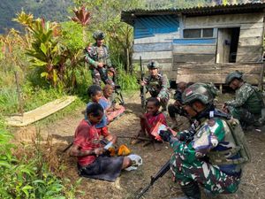 TNI Door to Door Periksa Kesehatan Warga di Intan Jaya Papua Tengah