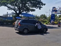 Heboh Wanita Terseret Kejar Avanza yang Menyerempet Mobilnya di Jakut
