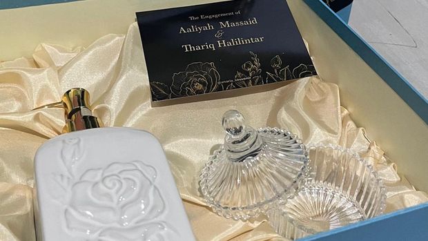 Suvenir lamaran Thariq Halilintar dan Aaliyah Massaid