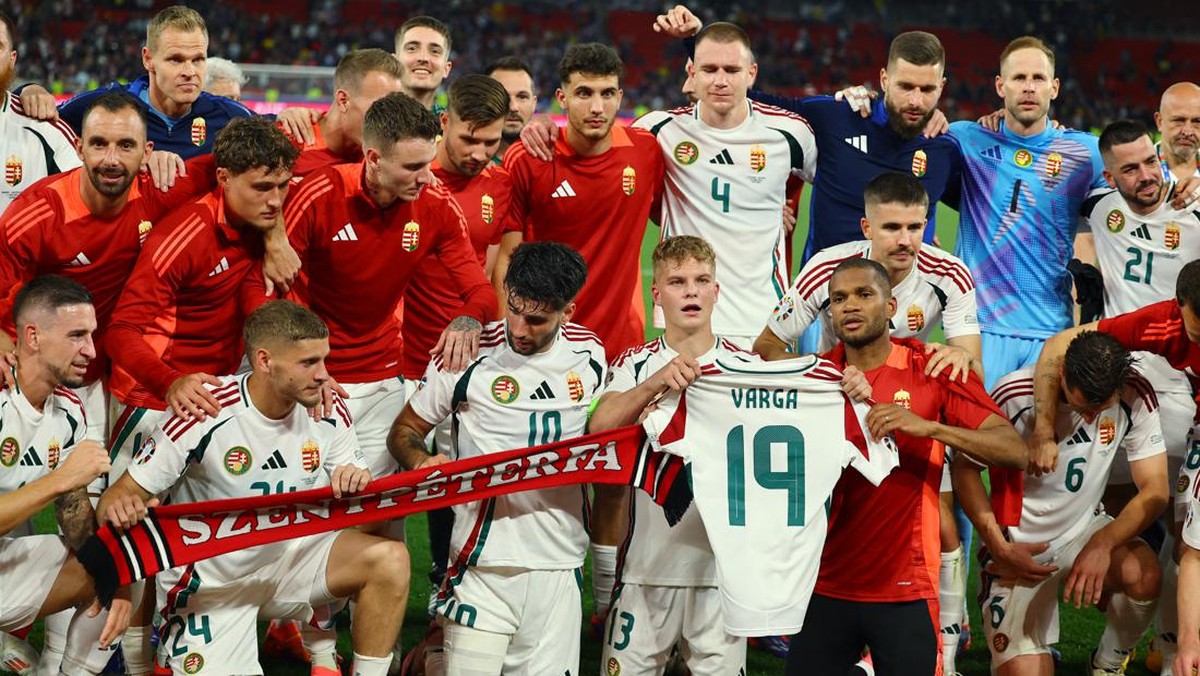 Skuad Hungaria mengangkat jersey nomor 19 milik Barnabas Varga. (Foto: REUTERS/Leonhard Simon)