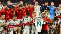 Skuad Hungaria melanjutkan pertandingan dan mengakhirinya dengan kemenangan 1-0. The Magyars mendedikasikan hasil ini untuk Barnabas Varga. (Foto: REUTERS/Leonhard Simon)