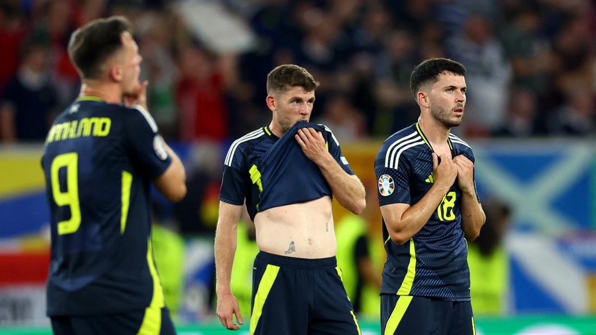 Pemain Skotlandia gigit jari usai dikalahkan Hungaria dan tersingkir dari Euro 2024. (Foto: Lee Smith/REUTERS)