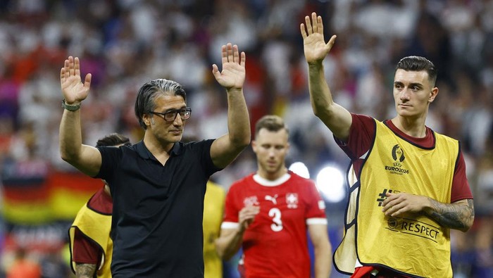 Soccer Football - Euro 2024 - Group A - Switzerland v Germany - Frankfurt Arena, Frankfurt, Germany - June 23, 2024 Switzerland coach Murat Yakin and Cedric Zesiger celebrate with their fans after the match REUTERS/Piroschka Van De Wouw