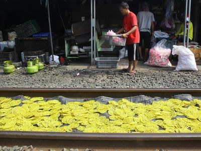 Mengintip Proses Jemur Kerupuk di Kebayoran Baru