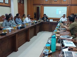 Warga Geruduk Pemkab Kulon Progo Sambat Bau-Lindi Bocor dari TPA Banyuroto