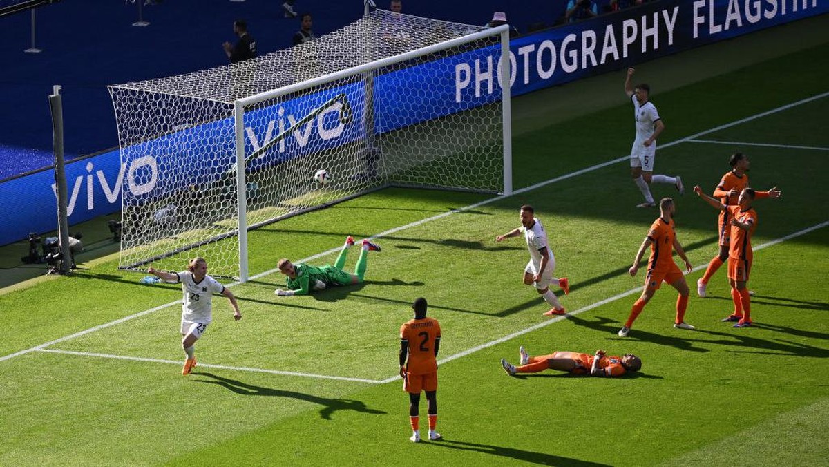 Timnas Belanda gol bikin bunuh diri via Donyell Malen, menjadi rekor buruk. (Foto: UEFA via Getty Images/Tullio Puglia - UEFA)