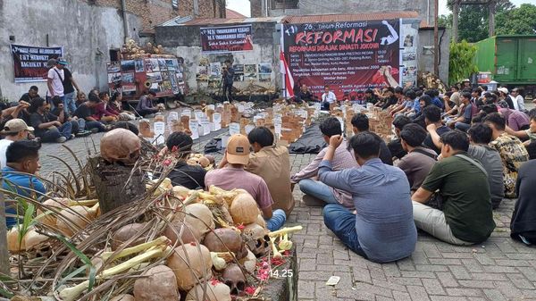 Aksi Mahasiswa di Medan Peringati 26 Tahun Reformasi