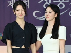 Cantiknya Song Hye Kyo & Suzy Bersanding di Acara Blue Dragon Awards 2024