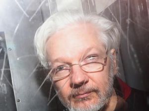 Dunia Hari Ini: Julian Assange, Pendiri Wikileaks, Keluar dari Penjara di Inggris