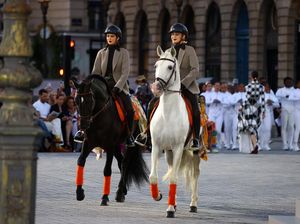 Reuni Gigi Hadid dan Kendall Jenner di Catwalk, Naik Kuda Pakai Hermes Reuni Gigi Hadid dan Kendall Jenner di Catwalk, Naik Kuda Pakai Hermes