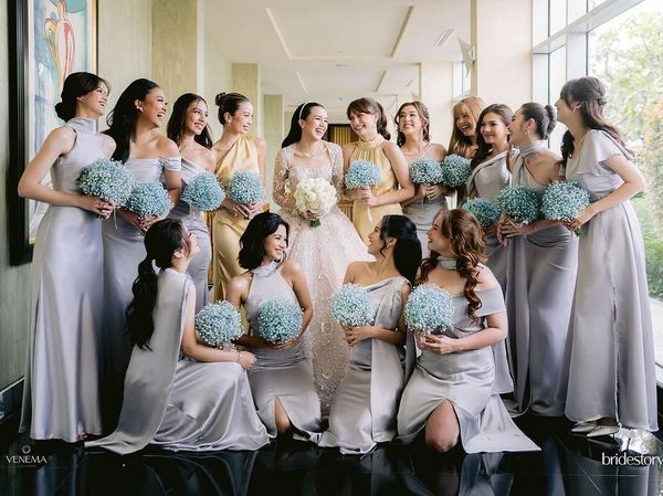 7 Potret Bridesmaid di Pernikahan Beby Tsabina, Mewah Bergaun Silver