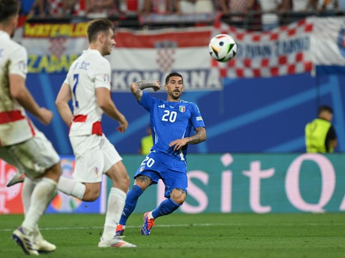 LEIPZIG, GERMANY - JUNE 24: Mattia Zaccagni of Italy scores his team's first goal to equalise during the UEFA EURO 2024 group stage match between Croatia and Italy at Football Stadium Leipzig on June 24, 2024 in Leipzig, Germany. (Photo by Claudio Villa/Getty Images for FIGC)