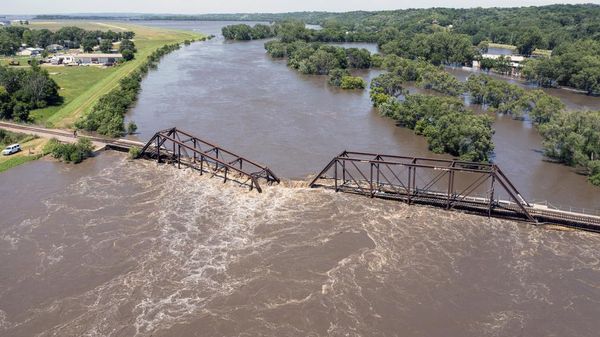 Jembatan Kereta di Dakota Selatan Terputus Diterjang Banjir