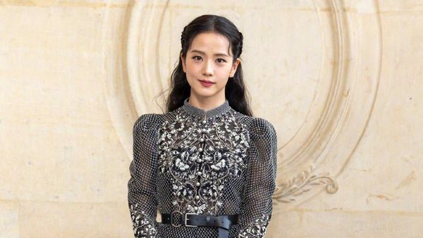 7 Gaya Jisoo BLACKPINK Tampil Cantik Bak Princess di Paris Fashion Week