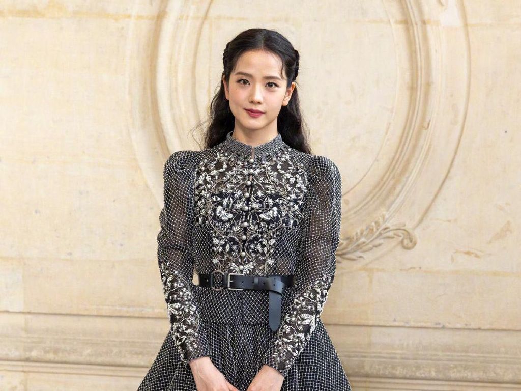 7 Gaya Jisoo BLACKPINK Tampil Cantik Bak Princess di Paris Fashion Week 7 Gaya Jisoo BLACKPINK Tampil Cantik Bak Princess di Paris Fashion Week