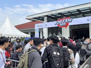 Mencari Asa di Tengah Ribuan Pencari Kerja Kota Bandung Mencari Asa di Tengah Ribuan Pencari Kerja Kota Bandung