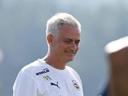 Mourinho Ketawa Ditekel Pemainnya Sendiri