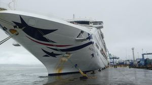Potret Kapal Pesiar dari Australia Bersandar di Ambon