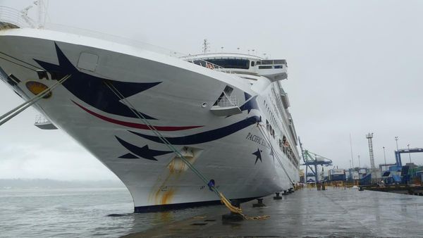 Potret Kapal Pesiar dari Australia Bersandar di Ambon