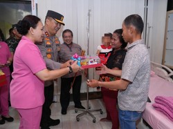 Kapolda Bantu Pengobatan Balita Penderita Kelainan Kandung Kemih Asal Nias Utara