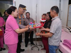 Kapolda Bantu Pengobatan Balita Penderita Kelainan Kandung Kemih Asal Nias Utara Kapolda Bantu Pengobatan Balita Penderita Kelainan Kandung Kemih Asal Nias Utara