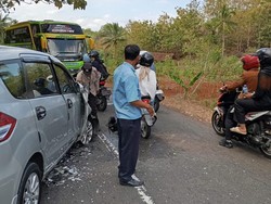 Brakk! Ertiga Tabrak Bus Pariwisata di Jalan Baron Gunungkidul