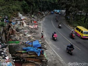 Sebelum Penertiban, 90 Kios di Puncak Bogor Telah Dibongkar Mandiri Sebelum Penertiban, 90 Kios di Puncak Bogor Telah Dibongkar Mandiri