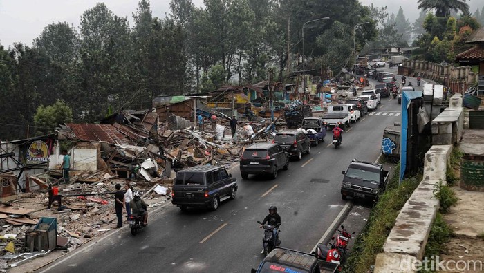 Pembongkaran tahap pertama di kawasan Puncak, Kabupaten Bogor, Jawa Barat, selesai digelar. Begini kondisi terkini di jalur puncak.