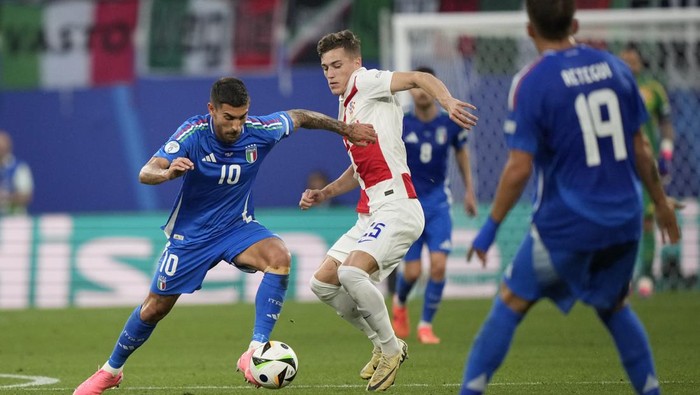 Italys Lorenzo Pellegrini, left, challenges for the ball with Croatias Luka Sucic during a Group B match between Croatia and Italy at the Euro 2024 soccer tournament in Leipzig, Germany, Monday, June 24, 2024. (AP Photo/Ebrahim Noroozi)