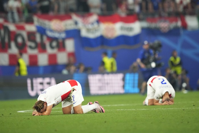 Croatia's players react at the end of a Group B match between Croatia and Italy at the Euro 2024 soccer tournament in Leipzig, Germany, Monday, June 24, 2024. (AP Photo/Ebrahim Noroozi)