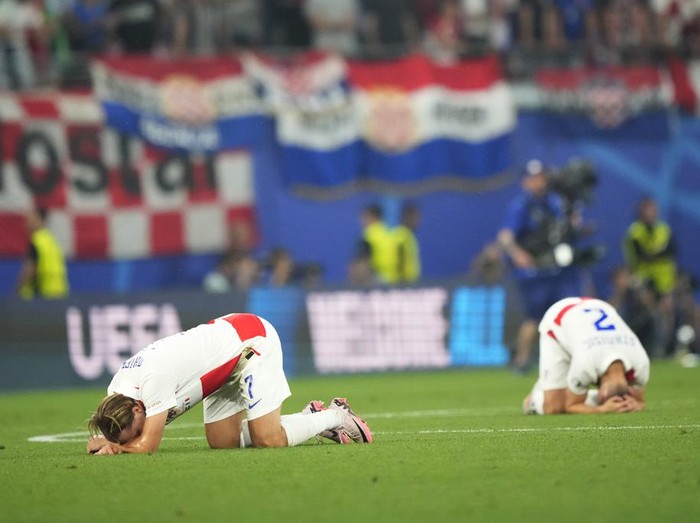 Croatia's players react at the end of a Group B match between Croatia and Italy at the Euro 2024 soccer tournament in Leipzig, Germany, Monday, June 24, 2024. (AP Photo/Ebrahim Noroozi)