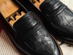 Kulit Ceker Ayam Disulap Jadi Sepatu, Omzetnya Tembus Ratusan Juta!