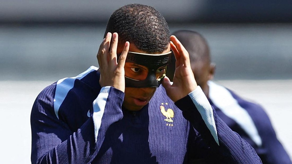 Topeng berwarna bendera Prancis dilarang UEFA, Kylian Mbappe akan memakai topeng berwarna hitam di Euro 2024 (Foto: REUTERS/Kacper Pempel)