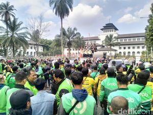 Tuntutan Ojol yang Demo di Depan Gedung Sate Tuntutan Ojol yang Demo di Depan Gedung Sate