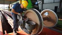 Melihat Perawatan Kereta Api Minangkabau Ekspress