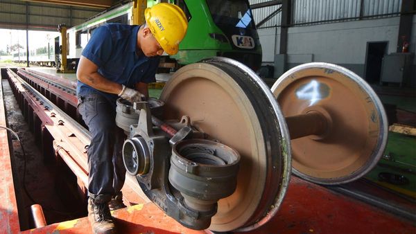 Melihat Perawatan Kereta Api Minangkabau Ekspress
