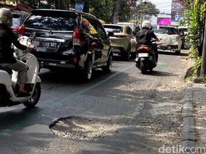 Hati-hati! Ada Lubang Besar di Jalur Sepeda Jalan LRRE Martadinata