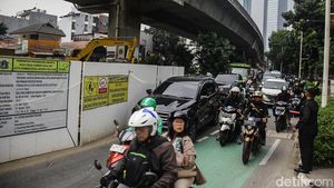 Penampakan Macetnya Jalan Satrio Jaksel Imbas Galian Gorong-gorong